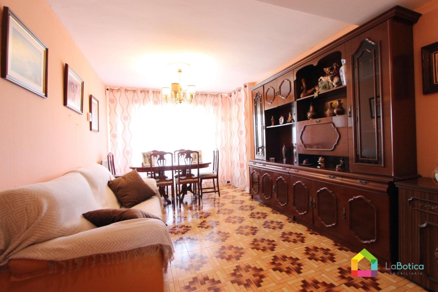 Piso En Venta en Poligono - Azucaica, por la Botica Inmobiliaria