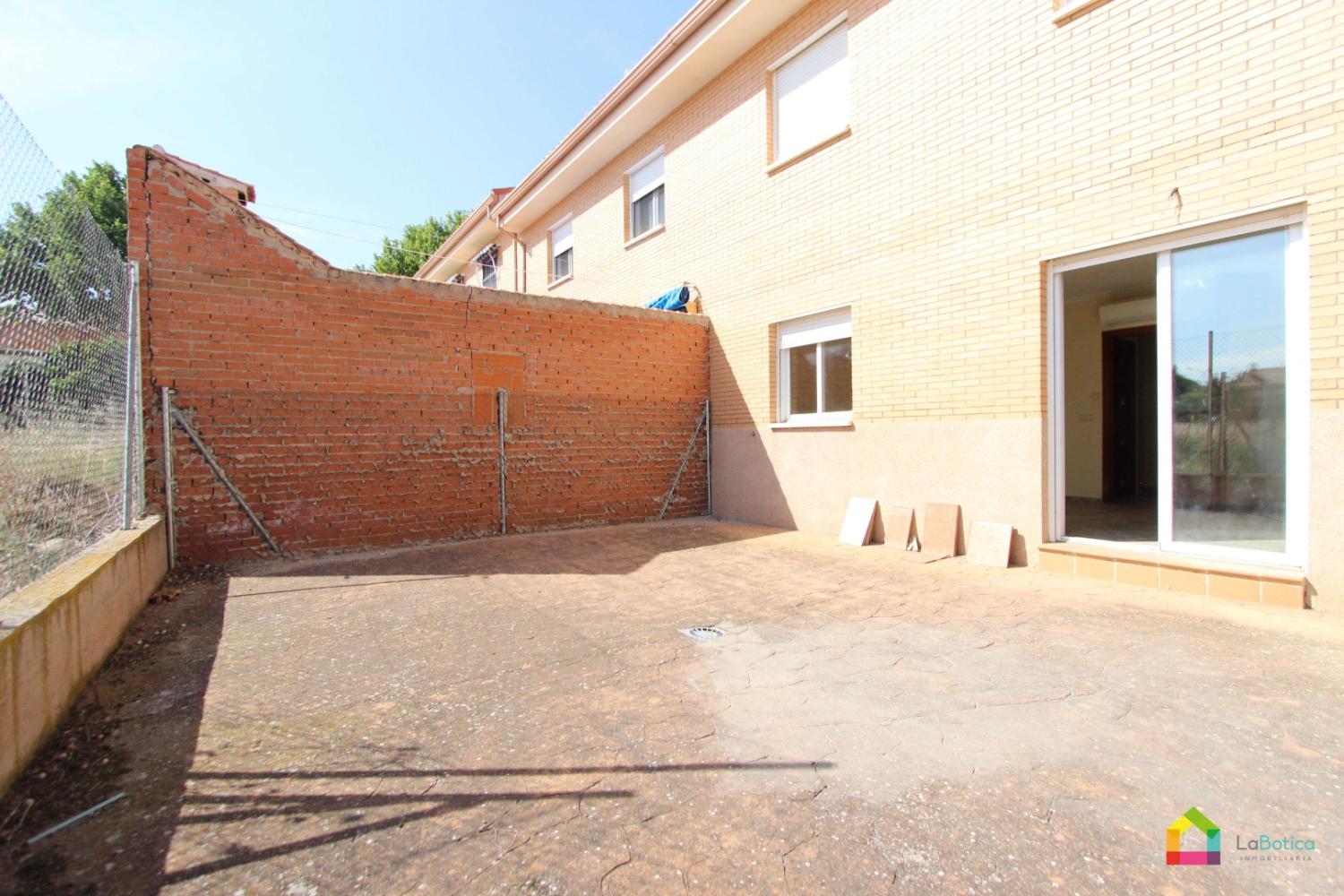 Piso En Venta en Poligono - Azucaica, por la Botica Inmobiliaria